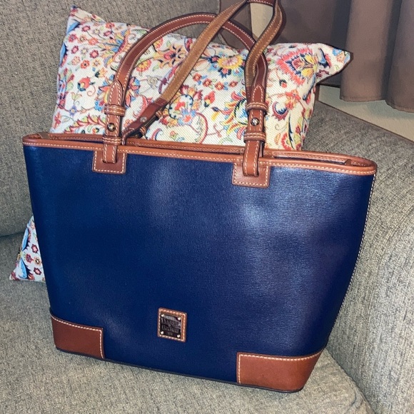 Dooney and Bourke Handbag - Picture 2 of 9